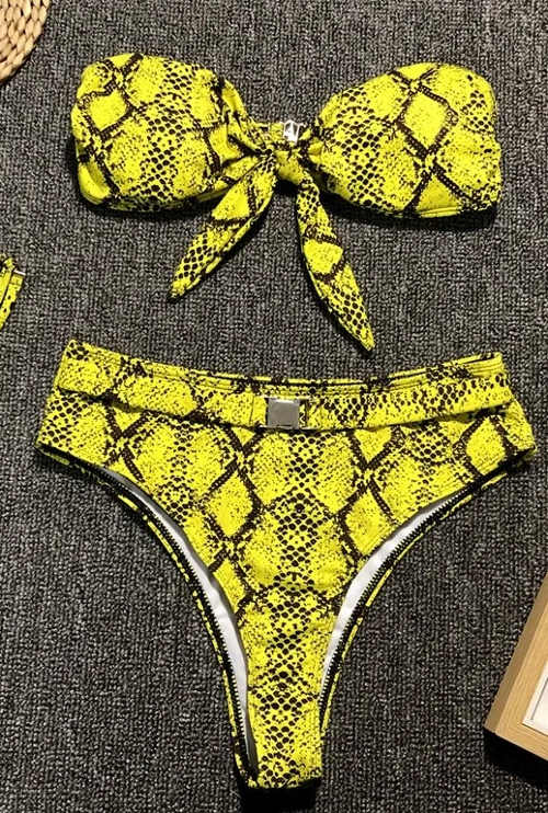 Žluté dvoudílné plavky s páskem a sponou na kalhotkách
