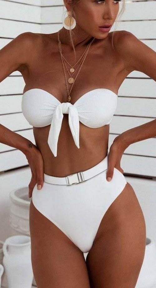 Bílé bezramínkové dvoudílné plavky s vysokými kalhotkami brazilského střihu