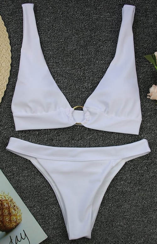 Bílé trojúhelníkové bikiny s brazilským spodním dílem