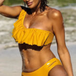 Žluté jednoramínkové dámské plavky s volánkem přes prsa